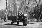 Truck vid Gamla Kyrkogården. Gävle. Maj 1955.
Stockholms-Maskiner AB, Sveavägen 52, Stockholm C