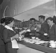 Engwall & Co. 16 maj 1956.                               Gevalia på busstorget, kaffeservering.