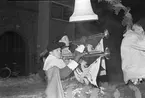 Trumpetare i Karl XII-dräkter. Mary Forslund, Gävle Lucia 1949. Luciatåget utgår från Brandstation och går Nygatan - N. Skeppargatan - Drottninggatan - Stora Esplanadgatan och åter till Brandstationen. Lucia tävlingen arrangerades av Norrlands-Posten.