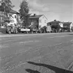 Traktorer parkerade på Hälsingegatan i Gävle. Reportage av Tollertz, Norrlands-Posten den 2 oktober 1956.