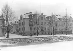 Exteriör av fastighet, ägs av direktör Rolf Zedrén. Februari 1944.