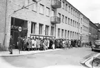 Kö utanför Arbetarbladet. År 1948.
