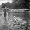 Simkurs, Kungsbäcks badet. År 1948. Kungliga Hälsinge Regement I 14 anlade 1944 ett friluftsbad med 50-metersbassäng, trampolin och bryggor i Valbobäcken. Badet användes in på 1960-talet.