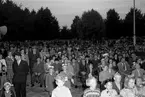 Statsrådet Nilsson talar i Stenebergsparken på Brynäs. Augusti 1948. Reportage för Arbetarbladet.