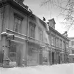 Vinterbilder. 12 januari 1950.
Norra Rådmansgatan 8, med fr.v.:
- Söderlunds Hembageri
- Polyfoto
- Okänd
- Wickmans Kappaffär
- Bertha Englund Damfrisering
(Ur Gävle Telefonkatalog 1945)