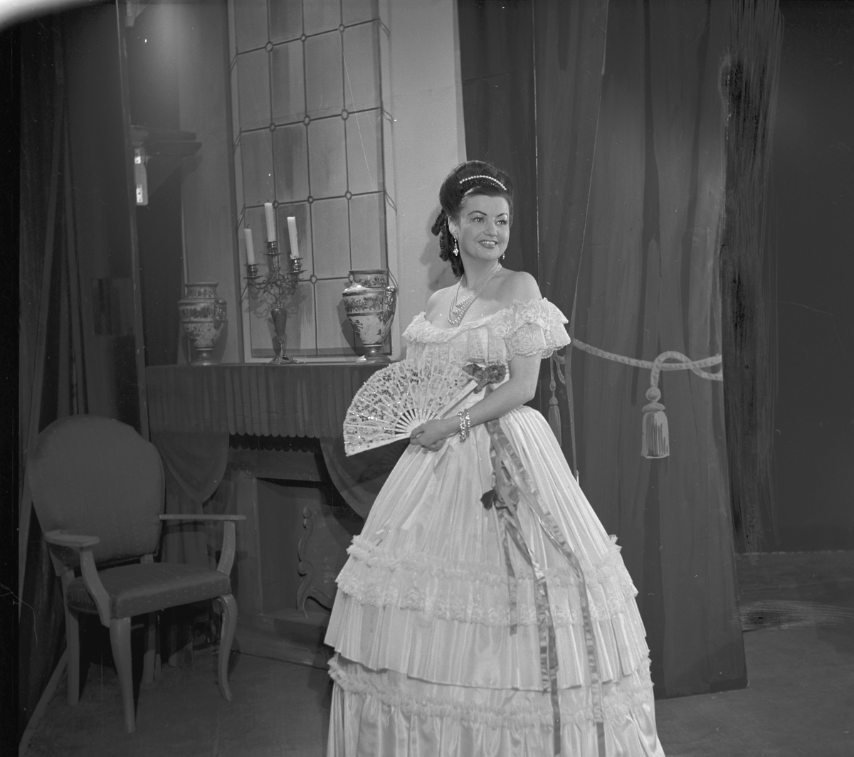 Operasångerska Dora Lindgren. Stadsteaterns turné " La Traviata". 6 november 1948. Taget på Gävle teater. Reportage för Gefle Dagblad och Arbetarbladet.