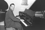 Wahlbergs Pianomagasin. Wahlberg vid pianot. 20 november 1948. Reportage för Arbetarbladet.