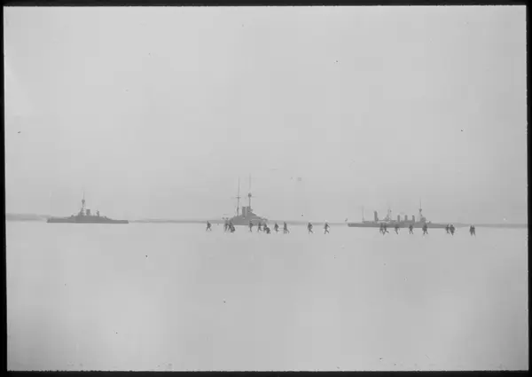 Svensk militär under språngmarsch på isen framför fartyg i d