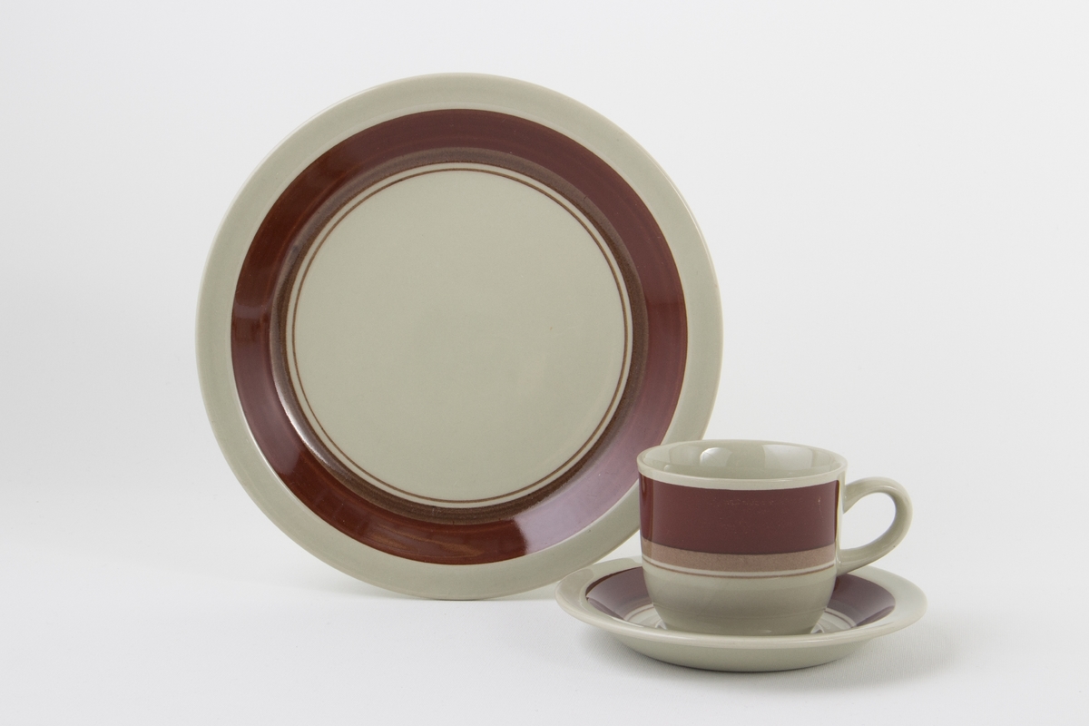 Håndmalt dekor i underglasur - en brun og en smalere beige stripe inntil hverandre på kant.