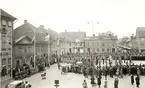 Militär uppvisning på Stortorget i Kalmar. Svenska flagans dag firas 1943. F12, FO-staben, Lottakåren med flera försvarsorganisationer medverkar.