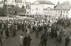 Svenska Flaggans Dag firas på Stortorget i Kalmar i mitten av 1940-talet.