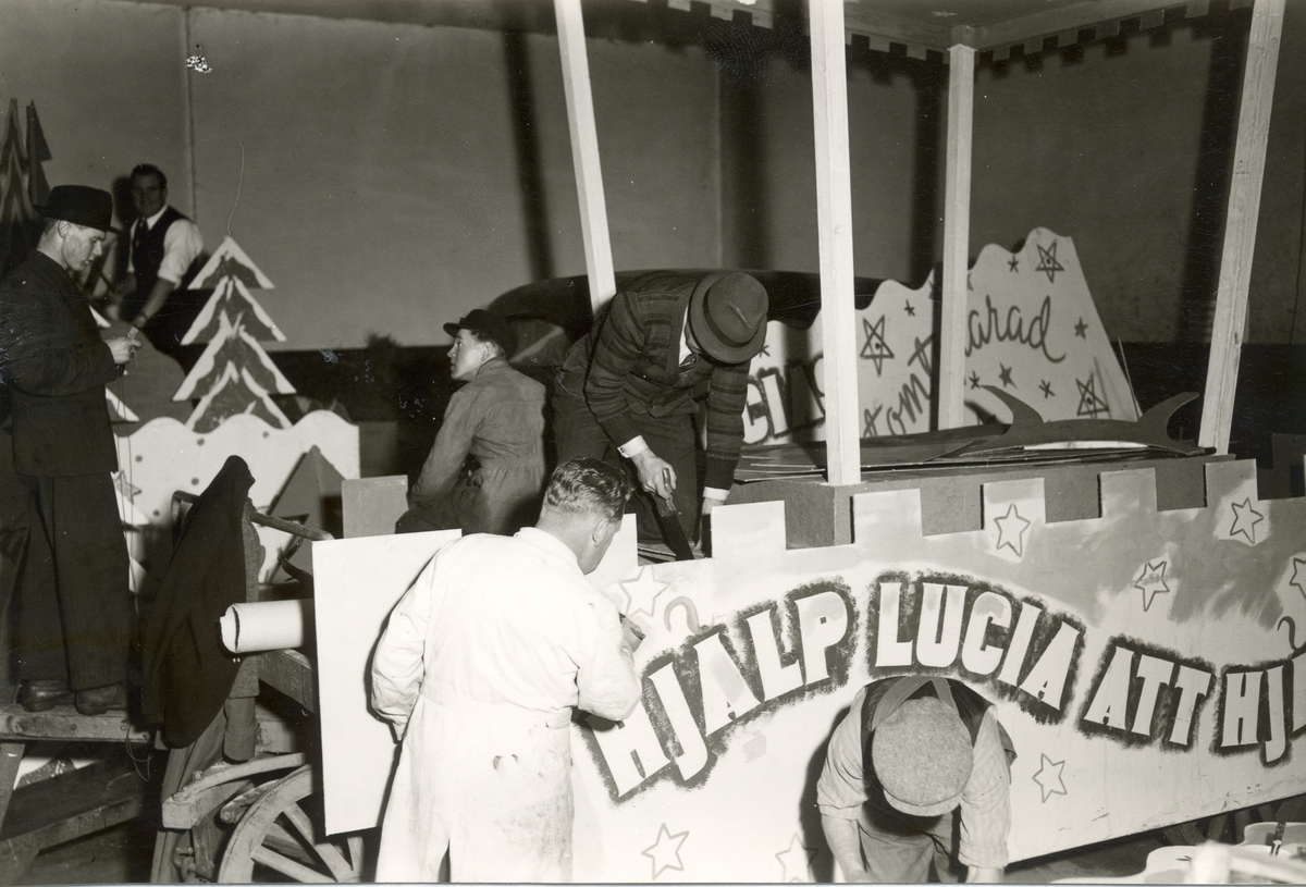 Förberedelser för luciatåg.
Dekorationsmålare Eric Lönnegren, Kalmar, 1940-talet