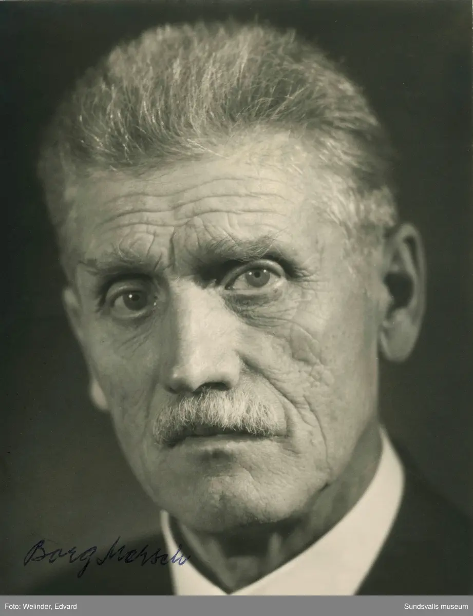 Porträtt på fotografen Borg Mesch (1869-1956). Borg Emil Ragnar Mesch föddes i Sundsvall den 17 december 1869 men kom att arbeta som fotograf i städer som Landskrona och Gävle. Han flyttade 1899 till Kiruna där han främst verkade som porträttfotograf. Han är mest känd för sina bilder från nybyggarsamhället Kiruna samt anläggandet av Riksgränsbanan.
Notering på baksidan av bilden: "Borg Mesch. Till Karin Jonsson med tillönskan: Glad Jul 1941!"