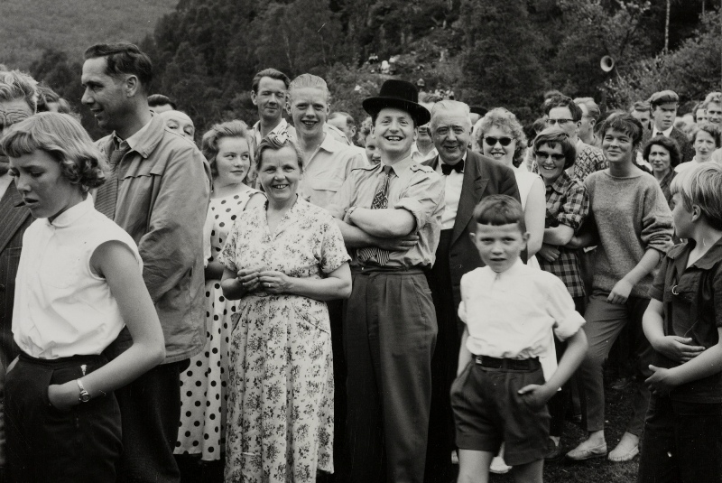 Mennesker står i kø på sommerturen til Jonas Øglænd Sandnes 08.06.1958.