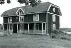 Höreda poststation, maj 1954. Postskylten sitter i mittenfönstret i övervåningen, där postlokalen var belägen.