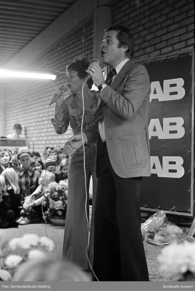 Invigning av nya bilhallen för SAAB ANA i Bydalen. Underhållning av bland andra Lasse Lönndahl.