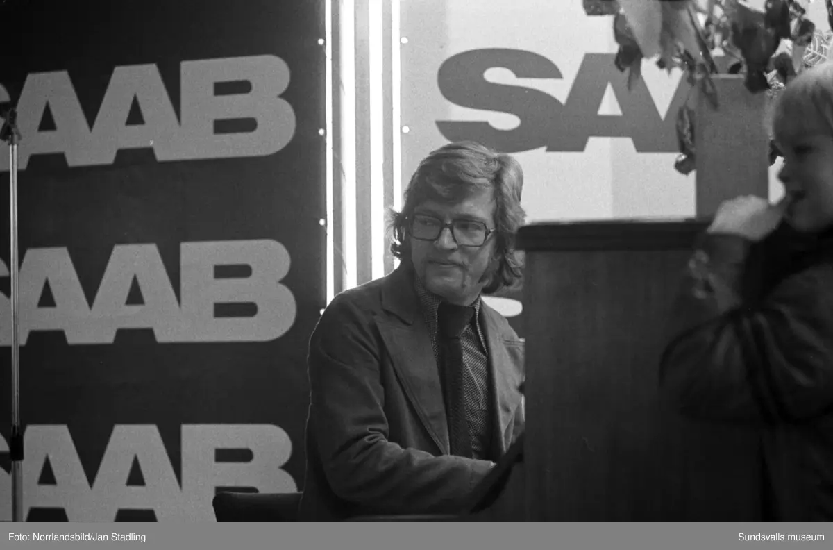 Invigning av nya bilhallen för SAAB ANA i Bydalen. Underhållning av bland andra Lasse Lönndahl.