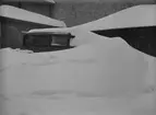 Reportage för Gefle-Posten. Insnöad bil. Den 23 mars 1940