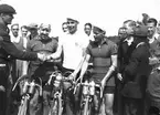 År 1938. Cykeltävlingen Gestrikland Runt. Reportage för Gefle Dagblad