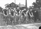 År 1938. Cykeltävlingen Gestrikland Runt. Reportage för Gefle Dagblad