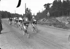 År 1938. Cykeltävlingen Gestrikland Runt. Reportage för Gefle Dagblad