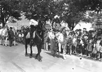 År 1938. Vårreportage. Cirkusparad. Reportage för Gefle Dagblad
Hästar