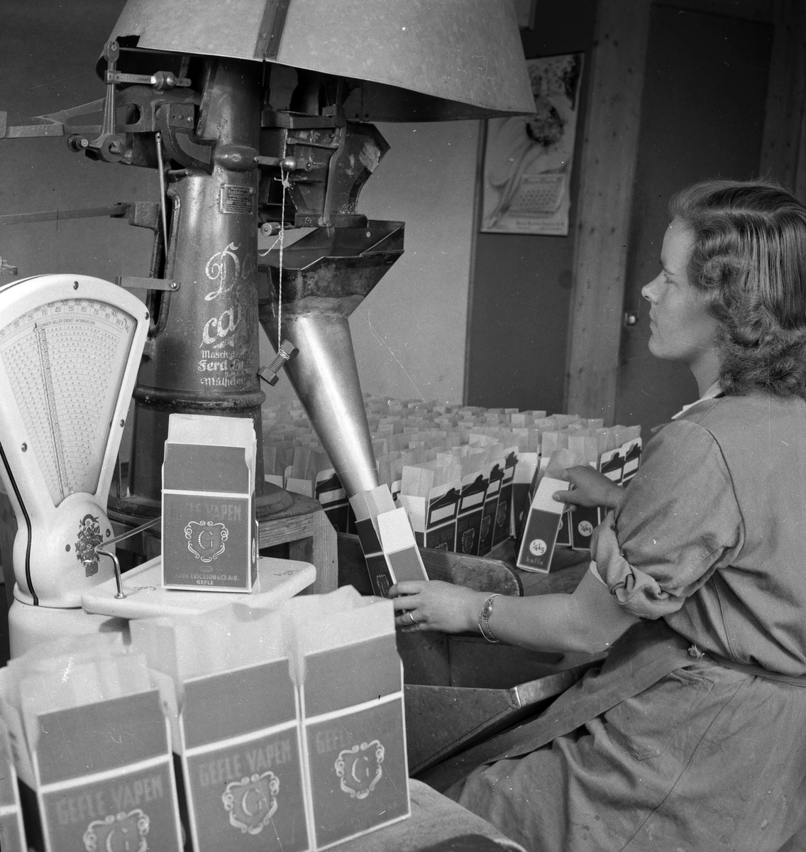 Paketering av kaffe. Juni 1945. Ericsson Ludvig & Co, Norra Skeppsbron 3, Gävle.