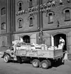 Lastning av kaffe. Juni 1945. Ericsson Ludvig & Co, Norra Skeppbron 3, Gävle.