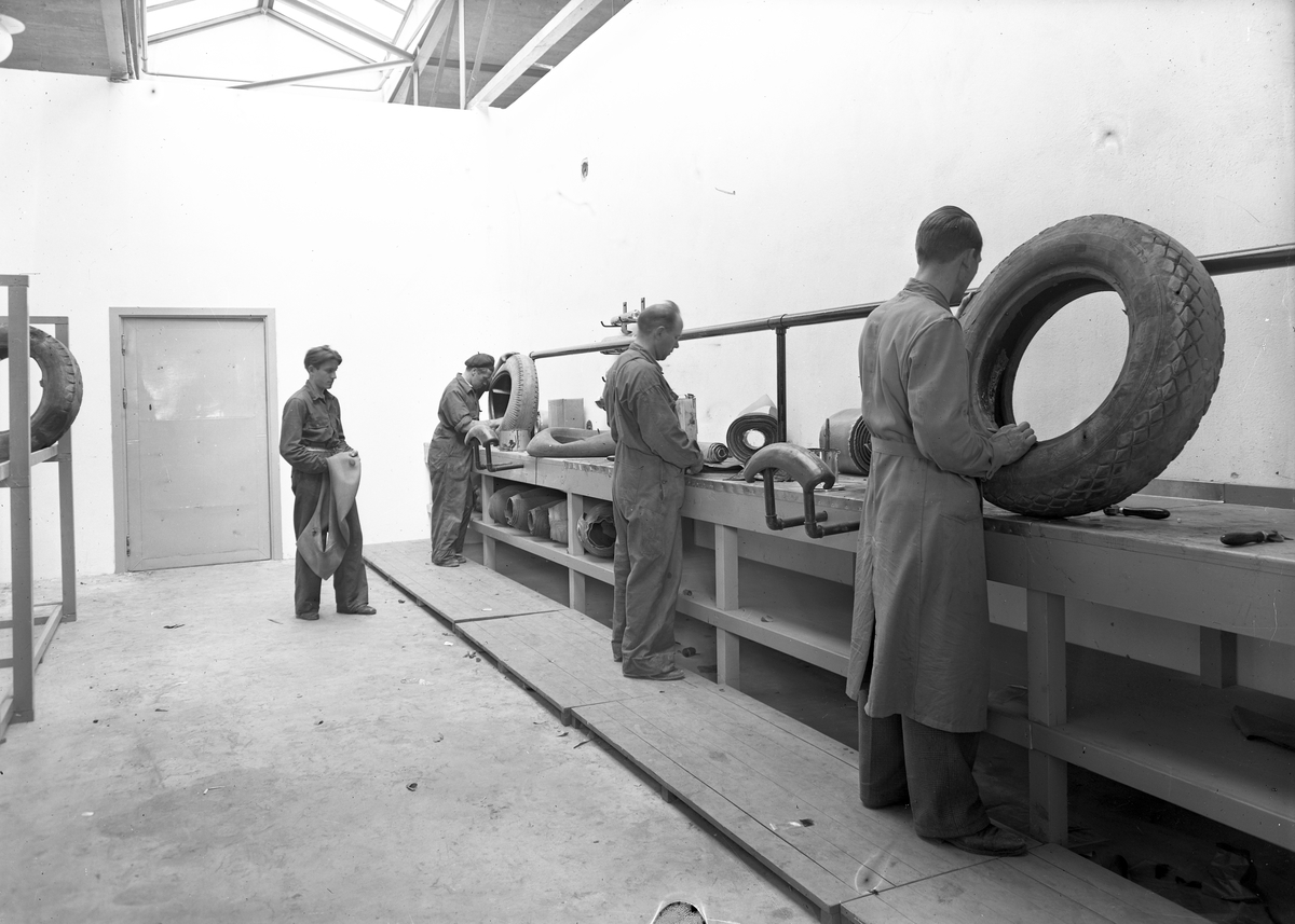 Bildäck. Interiör av Bil & Traktors verkstad, Norra Rådmansgatan 10, Gävle. Mars 1946. Beställt av direktör C.H. Tollertz.