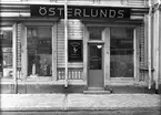 Exteriör av Österlunds Manufakturaffär. 26 mars 1946. Österlunds Manufaktur, Drottninggatan 21, Gävle.