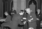 Gävle Hantverksförenings medaljutdelning på Stadshuset vid gesällutnämning. 10 december 1948. Reportage för Norrlands-Posten.