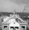 Taklagsflagga på nybygge för bättre arbetarbostäder.    1 april 1949.