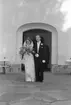 Brudpar utanför Valbo kyrka. 4 juni 1949. Enar Olson, Hyttgatan 17, Sandviken.