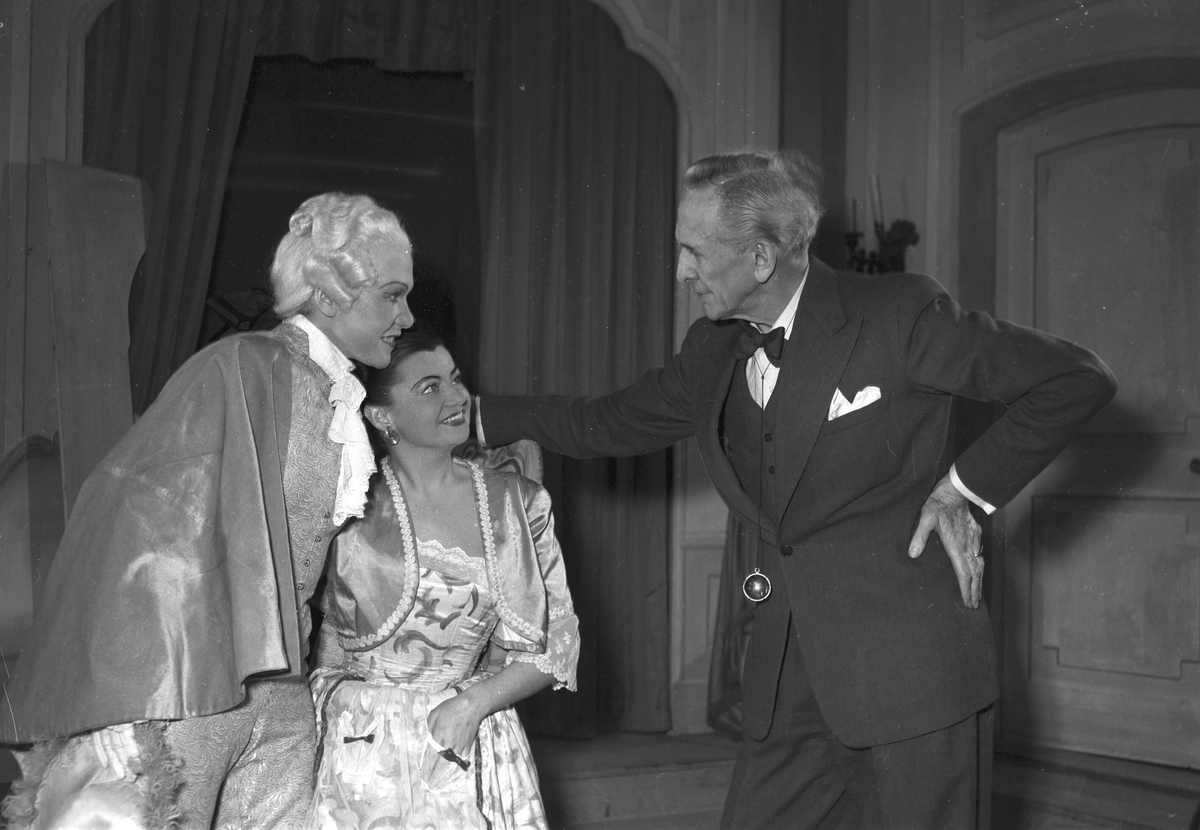 Operan Figaros Bröllop visas på Gävle teater. 4 november 1949.