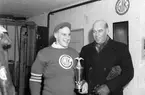 Ishockey mellan Huge - GGIK. 29 december 1949. GGIK är förkortning för Gävle Godtemplares Idrottsklubb. GGIK kallades för Godis eller Saftpiraterna. IK Huge ansökte 1938 om inträde i Svenska Ishockeyförbundet. Spelade sin första ishockeymatch på Kastvallen den 26 januari 1939. Klubben vann därefter DM-titlarna 1939, 1940 och 1943. Den 26 december 1949 debuterade man i Sveriges högsta division med match mot Nacka SK borta, vilken Nacka SK vann med 3-2. I ishockey spelade IK Huge i Sveriges högsta division säsongerna 1949/1950, 1950/1951 och 1952/1953. 1961 låg man i Division IV. Inför säsongen 1962/1963 lades ishockeyverksamheten ner, innan man i början av 1970-talet återigen hade pojklag. 1994 anmälde man ett seniorlag för första gången sedan det tidiga 1960-talet. Den 2 december 1995 fick man tillgång till konstfrusen isbana.