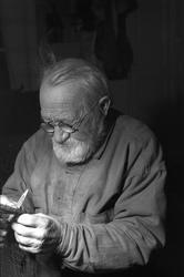 Personen på bilden är fiskaren Joel Dahlström, från Utvalnäs