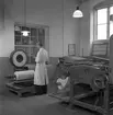 Gävle Manufaktur AB, Strömsbro. Juni 1946. På fabriken jobbade många ogifta textilarbeterskor, Några av dem bodde i den så kallade flickbyggningen. Gefle Manufaktur AB ägde Svanens väv i Strömsbro, som länge var den största fabriken i landet för tillverkning av bomullstyger och garn. Fabriken startade år 1849. Men det blev andra tider med krig, konflikter och sämre konjunkturer, då gick det sämre även för Svanens väv som tvingades lägga ned år 1960.