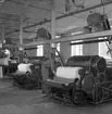 Gävle Manufaktur AB, Strömsbro. Juni 1946. På fabriken jobbade många ogifta textilarbeterskor, Några av dem bodde i den så kallade flickbyggningen. Gefle Manufaktur AB ägde Svanens väv i Strömsbro, som länge var den största fabriken i landet för tillverkning av bomullstyger och garn. Fabriken startade år 1849. Men det blev andra tider med krig, konflikter och sämre konjunkturer, då gick det sämre även för Svanens väv som tvingades lägga ned år 1960.