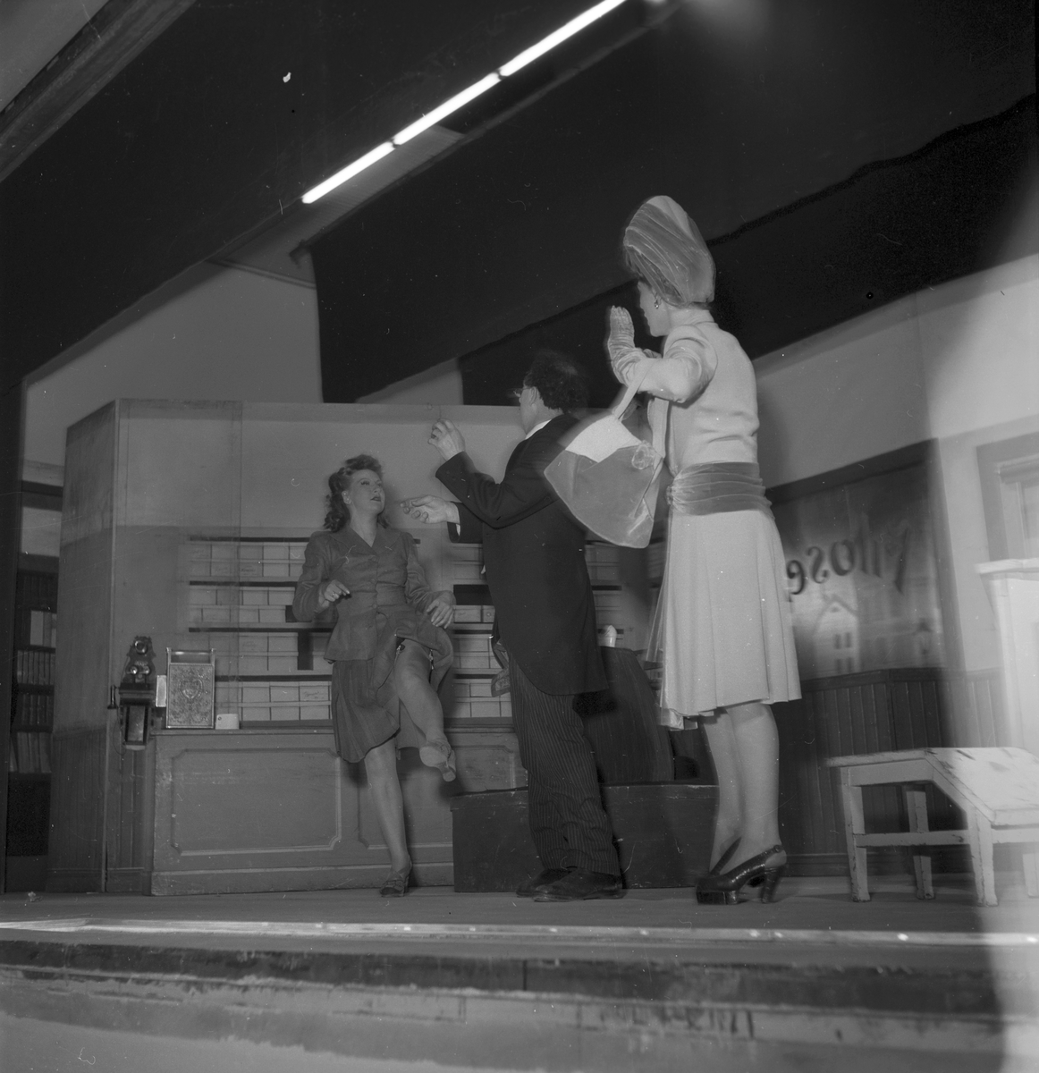 Operett " Min syster och jag" första föreställningen på Folkets Hus. 26 april 1947. Skådespelerskan Maj-Lis Lüning. Reportage för Arbetarbladet.