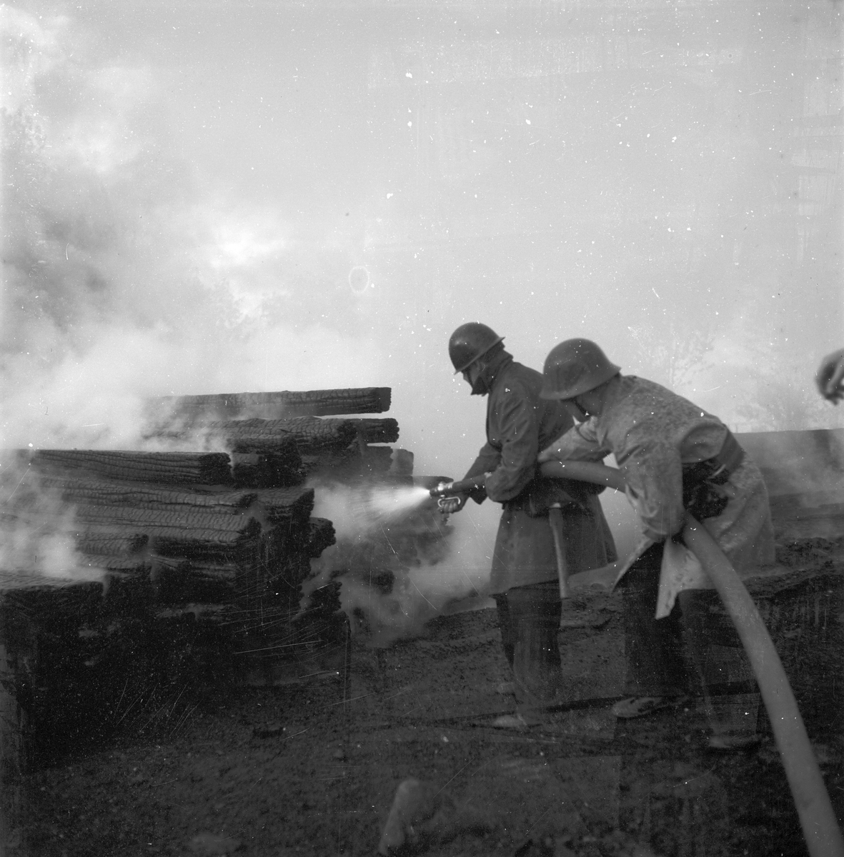 Brand i Olssons lumpupplag vid vagnsverkstaden. Maj 1947.