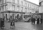 Korsningen Norra Kungsgatan och Drottninggatan med Varuhuset Konsum och Edvard Lindbloms Livmedelsaffär