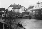 Barn vid Gavleån, fängelset och slottet i bakgrunden