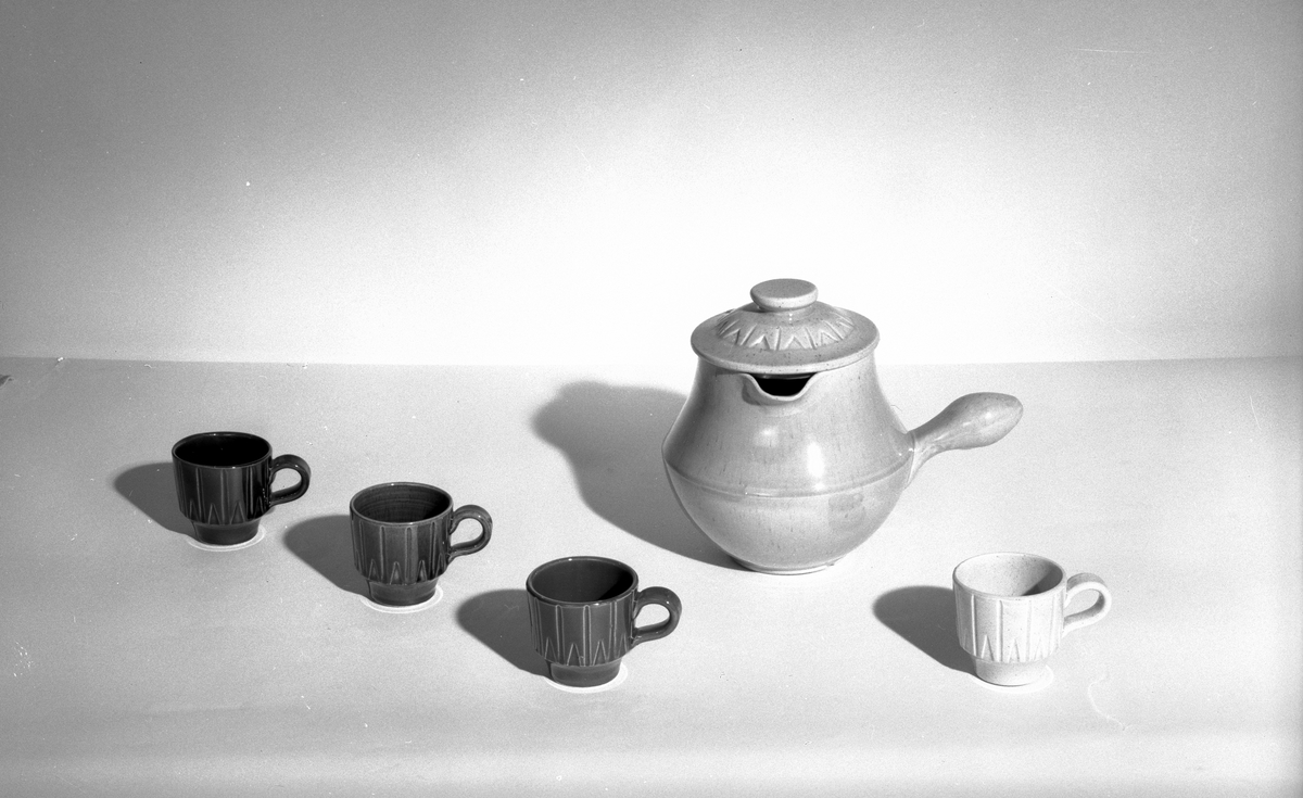 Husgeråd, (glögg)servis.  Den 16 januari 1962
Bobergs Fajansfabrik AB.
