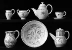 Husgeråd och kaffeservis.                               Bobergs Fajansfabrik AB.