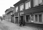 Smedjegatan. R. Forslöfs Livsmedel. 1 december 1953