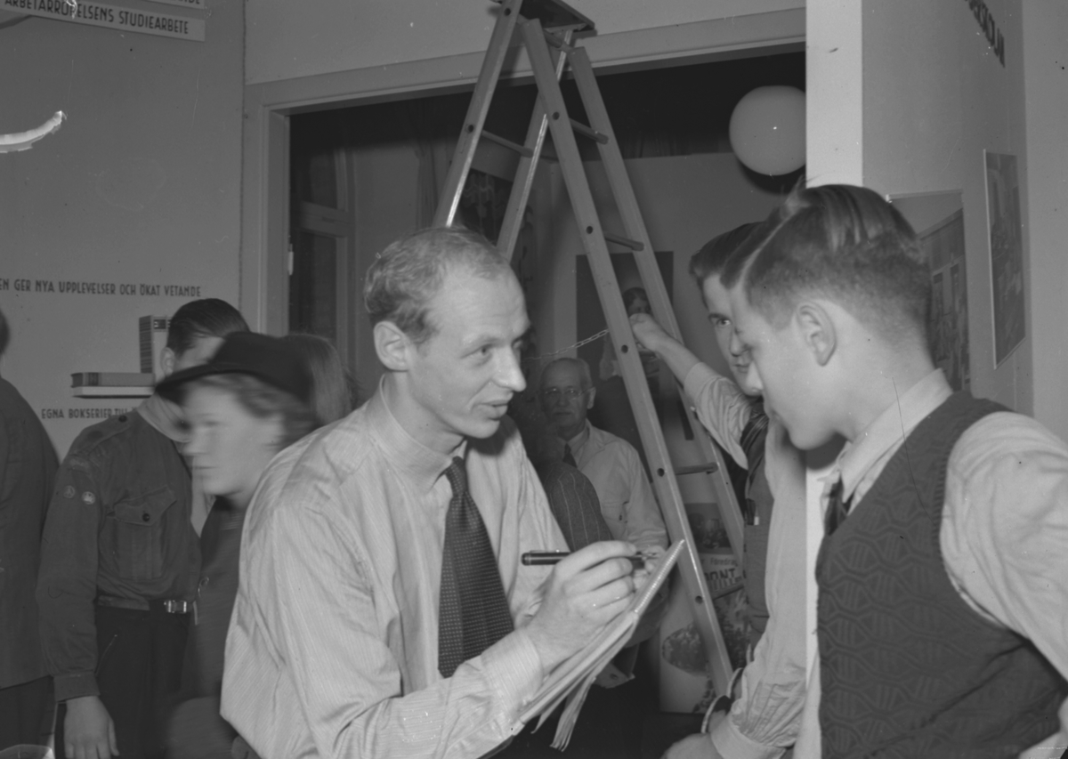 Ungdomsutställningen "Ungdomen Vill och Kanl". Filmning. Den 5 oktober 1941.