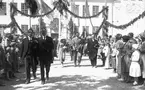 Kronprinsparet Gustav Adolf och Louise på besök i Sandviken 1935. Bilden tagen i Torsåker framför Solberga skola.