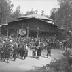 Furuvik. Besökare vid Teater - Cirkus byggnaden