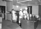 Restaurangköket i mässen på Korsnäsverken. Den 5 december 1949. Korsnäs AB är ett av Sveriges ledande skogsindustriföretag som tillverkar kartong, säck- och kraftpapper, fluffmassa till hygienprodukter och sågade trävaror.