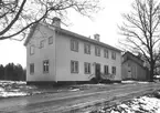 Tvåvåningshus. Den 5 december 1949.  Korsnäsverken har sedan länge beaktat att arbetsresultaten i mycket hög grad beror på trivseln i hemmen. Bolaget har från början succesivt höjt bostadsstandarden för sina anställda. En del av personalen bor i egna hem som uppförts med subvention från bolaget